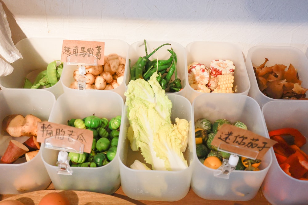 花蓮北濱美食 ｜小小兔子廚房。寵物友善＋新鮮火鍋蔬菜自助吧，必點豬肋排、花蓮寵物友善美食推薦