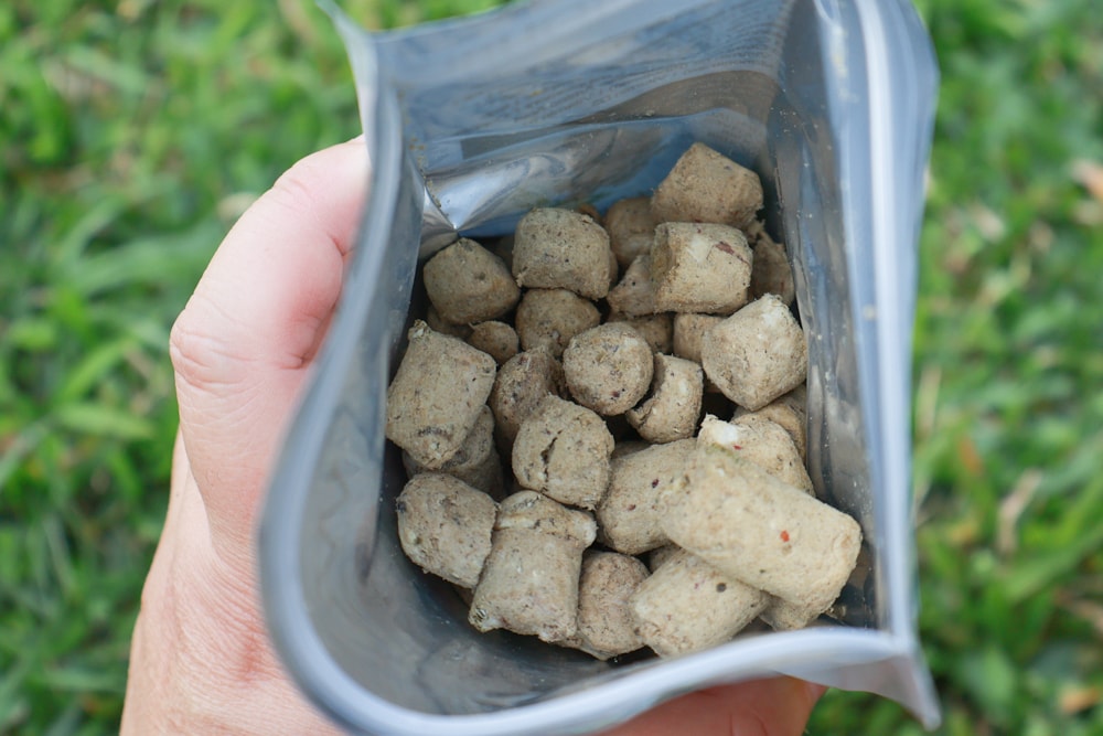 天然無穀凍乾狗糧推薦｜NZ Natural鮮開凍WOOF凍乾。紐西蘭凍乾生食、天然無穀高含肉量，挑嘴犬也愛吃！