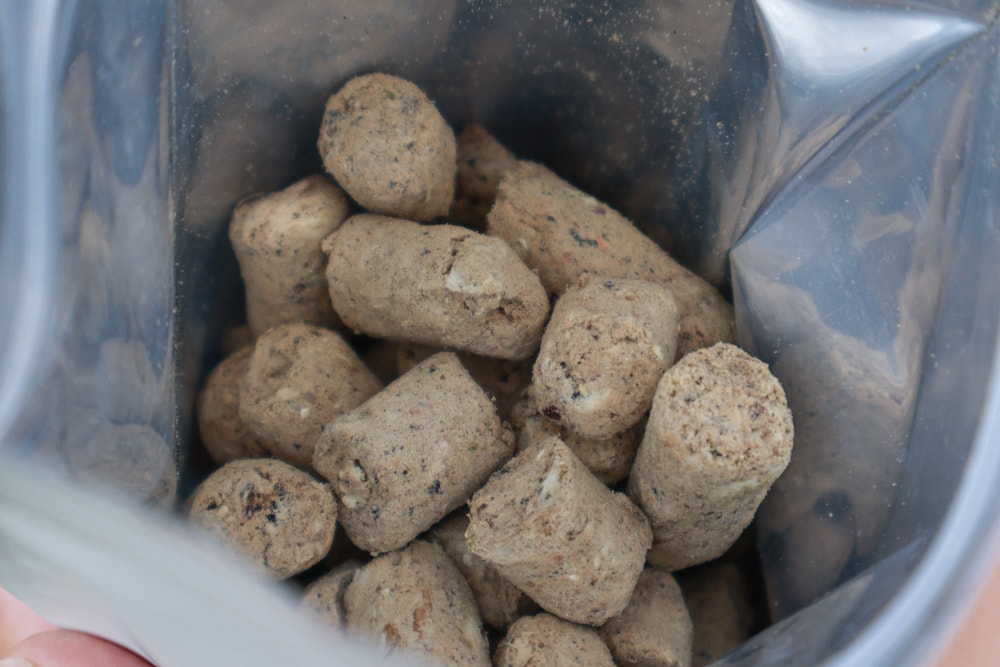 天然無穀凍乾狗糧推薦｜NZ Natural鮮開凍WOOF凍乾。紐西蘭凍乾生食、天然無穀高含肉量，挑嘴犬也愛吃！