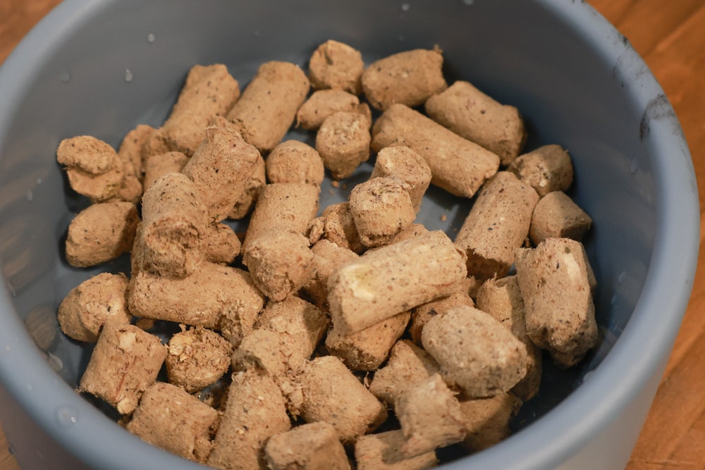 天然無穀凍乾狗糧推薦｜NZ Natural鮮開凍WOOF凍乾。紐西蘭凍乾生食、天然無穀高含肉量，挑嘴犬也愛吃！