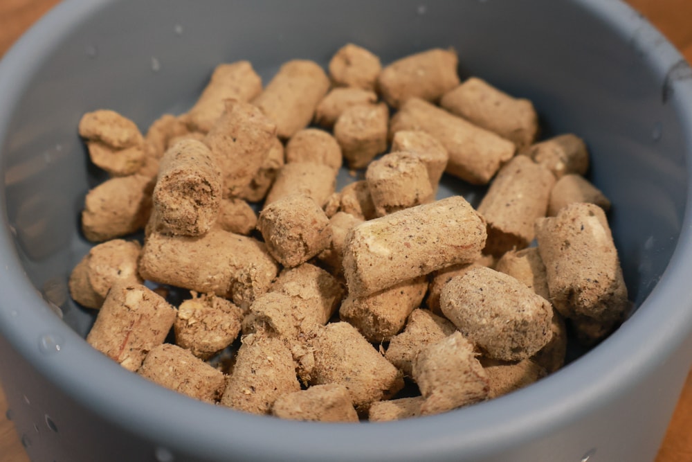 天然無穀凍乾狗糧推薦｜NZ Natural鮮開凍WOOF凍乾。紐西蘭凍乾生食、天然無穀高含肉量，挑嘴犬也愛吃！