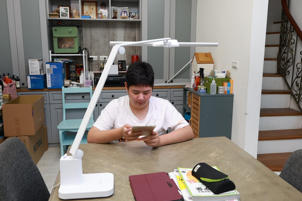 喜光全光譜 TIONE 光健康智慧全光譜LED護眼檯燈 底座款 | 真實使用心得、孩子讀書、拼樂高必備好光源、照亮閱讀學習好舒適! - 第18張圖 喜光全光譜 TIONE 光健康智慧全光譜LED護眼檯燈 底座款 | 真實使用心得、孩子讀書、拼樂高必備好光源、照亮閱讀學習好舒適!