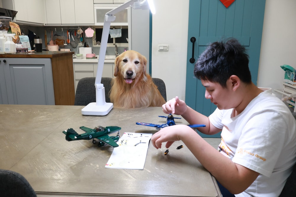 喜光全光譜 TIONE 光健康智慧全光譜LED護眼檯燈 底座款 | 真實使用心得、孩子讀書、拼樂高必備好光源、照亮閱讀學習好舒適! - 第20張圖 喜光全光譜 TIONE 光健康智慧全光譜LED護眼檯燈 底座款 | 真實使用心得、孩子讀書、拼樂高必備好光源、照亮閱讀學習好舒適!