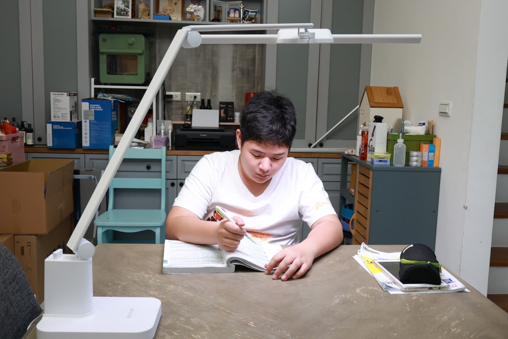 喜光全光譜 TIONE 光健康智慧全光譜LED護眼檯燈 底座款 | 真實使用心得、孩子讀書、拼樂高必備好光源、照亮閱讀學習好舒適! - 第11張圖 喜光全光譜 TIONE 光健康智慧全光譜LED護眼檯燈 底座款 | 真實使用心得、孩子讀書、拼樂高必備好光源、照亮閱讀學習好舒適!