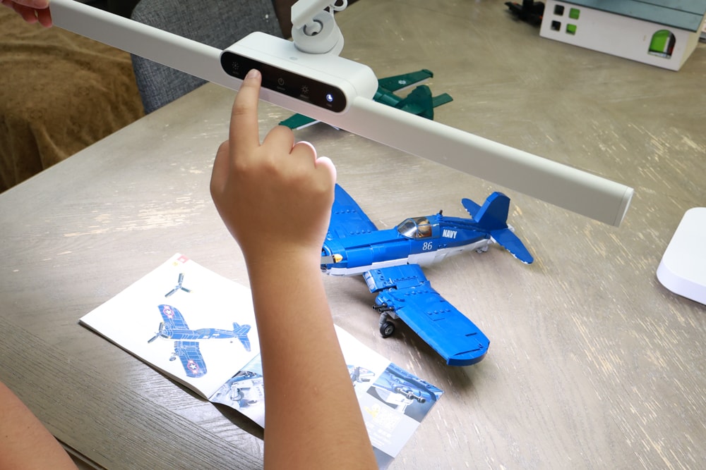 喜光全光譜 TIONE 光健康智慧全光譜LED護眼檯燈 底座款 | 真實使用心得、孩子讀書、拼樂高必備好光源、照亮閱讀學習好舒適! - 第8張圖 喜光全光譜 TIONE 光健康智慧全光譜LED護眼檯燈 底座款 | 真實使用心得、孩子讀書、拼樂高必備好光源、照亮閱讀學習好舒適!