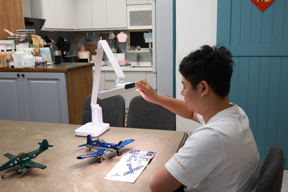 喜光全光譜 TIONE 光健康智慧全光譜LED護眼檯燈 底座款 | 真實使用心得、孩子讀書、拼樂高必備好光源、照亮閱讀學習好舒適! - 第9張圖 喜光全光譜 TIONE 光健康智慧全光譜LED護眼檯燈 底座款 | 真實使用心得、孩子讀書、拼樂高必備好光源、照亮閱讀學習好舒適!