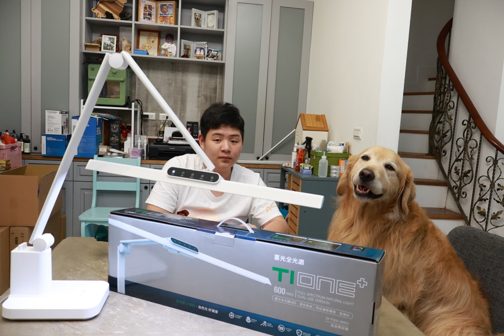 喜光全光譜 TIONE 光健康智慧全光譜LED護眼檯燈 底座款 | 真實使用心得、孩子讀書、拼樂高必備好光源、照亮閱讀學習好舒適! - 第3張圖 喜光全光譜 TIONE 光健康智慧全光譜LED護眼檯燈 底座款 | 真實使用心得、孩子讀書、拼樂高必備好光源、照亮閱讀學習好舒適!