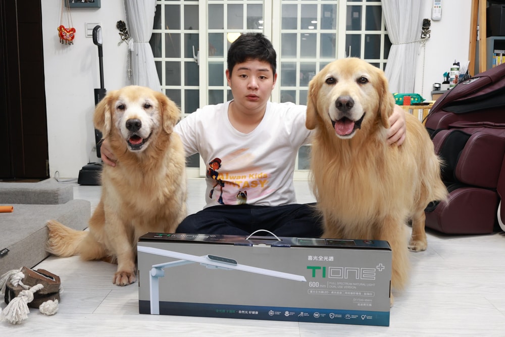 喜光全光譜 TIONE 光健康智慧全光譜LED護眼檯燈 底座款 | 真實使用心得、孩子讀書、拼樂高必備好光源、照亮閱讀學習好舒適! - 第2張圖 喜光全光譜 TIONE 光健康智慧全光譜LED護眼檯燈 底座款 | 真實使用心得、孩子讀書、拼樂高必備好光源、照亮閱讀學習好舒適!