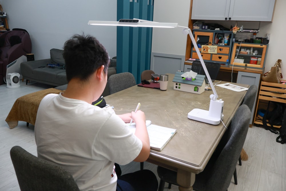 喜光全光譜 TIONE 光健康智慧全光譜LED護眼檯燈 底座款 | 真實使用心得、孩子讀書、拼樂高必備好光源、照亮閱讀學習好舒適! - 第12張圖 喜光全光譜 TIONE 光健康智慧全光譜LED護眼檯燈 底座款 | 真實使用心得、孩子讀書、拼樂高必備好光源、照亮閱讀學習好舒適!