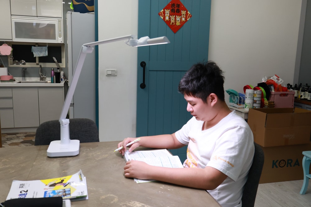 喜光全光譜 TIONE 光健康智慧全光譜LED護眼檯燈 底座款 | 真實使用心得、孩子讀書、拼樂高必備好光源、照亮閱讀學習好舒適! - 第13張圖 喜光全光譜 TIONE 光健康智慧全光譜LED護眼檯燈 底座款 | 真實使用心得、孩子讀書、拼樂高必備好光源、照亮閱讀學習好舒適!