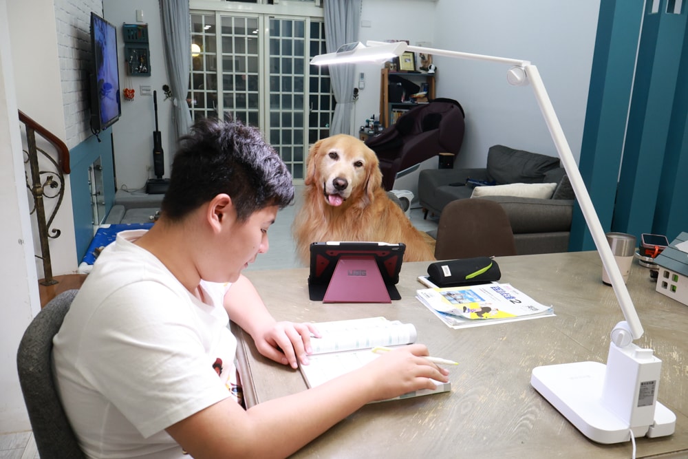 喜光全光譜 TIONE 光健康智慧全光譜LED護眼檯燈 底座款 | 真實使用心得、孩子讀書、拼樂高必備好光源、照亮閱讀學習好舒適! - 第1張圖 喜光全光譜 TIONE 光健康智慧全光譜LED護眼檯燈 底座款 | 真實使用心得、孩子讀書、拼樂高必備好光源、照亮閱讀學習好舒適!