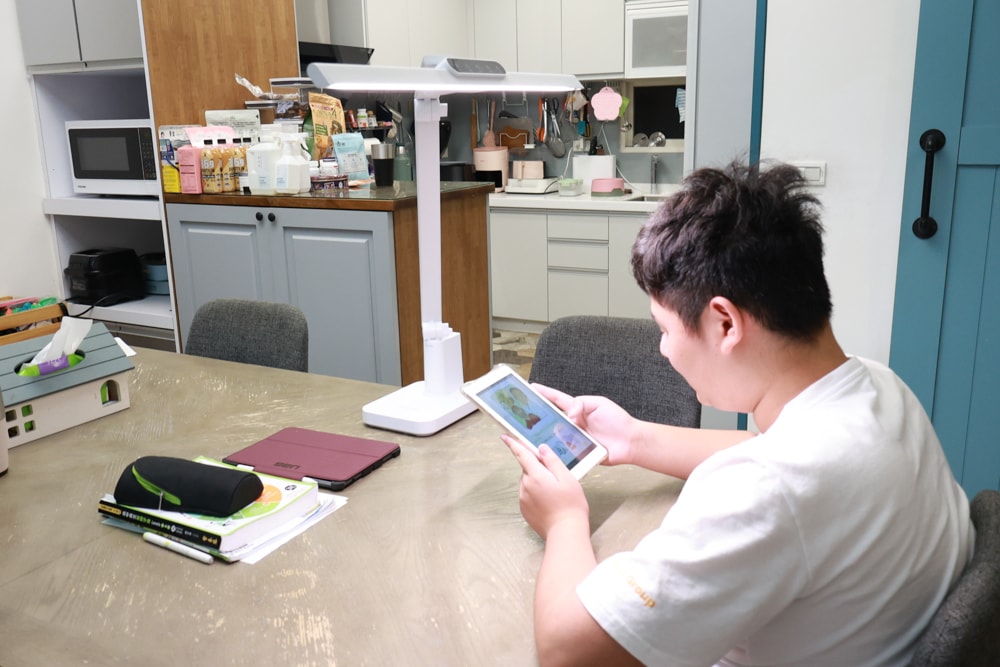 喜光全光譜 TIONE 光健康智慧全光譜LED護眼檯燈 底座款 | 真實使用心得、孩子讀書、拼樂高必備好光源、照亮閱讀學習好舒適! - 第15張圖 喜光全光譜 TIONE 光健康智慧全光譜LED護眼檯燈 底座款 | 真實使用心得、孩子讀書、拼樂高必備好光源、照亮閱讀學習好舒適!