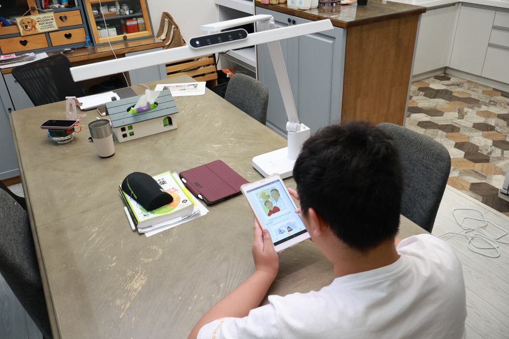 喜光全光譜 TIONE 光健康智慧全光譜LED護眼檯燈 底座款 | 真實使用心得、孩子讀書、拼樂高必備好光源、照亮閱讀學習好舒適! - 第16張圖 喜光全光譜 TIONE 光健康智慧全光譜LED護眼檯燈 底座款 | 真實使用心得、孩子讀書、拼樂高必備好光源、照亮閱讀學習好舒適!