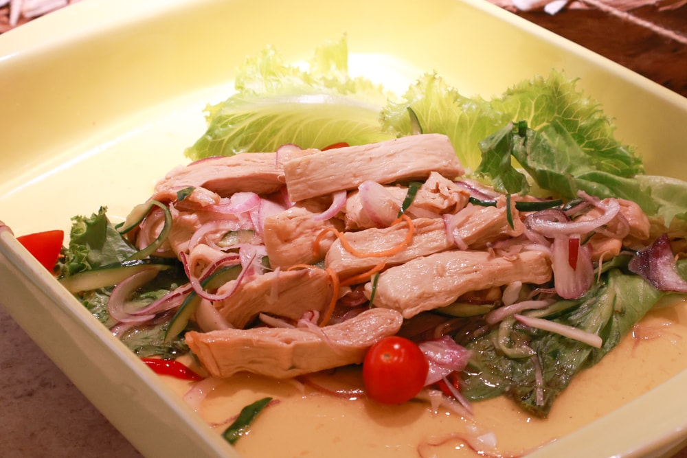 高雄住宿推薦｜高雄英迪格酒店。寵物住房專案開箱，近中央公園、捷運、美食購物都方便！