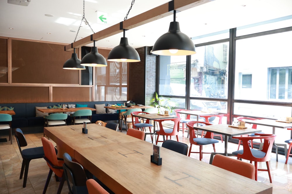 高雄住宿推薦｜高雄英迪格酒店。寵物住房專案開箱，近中央公園、捷運、美食購物都方便！