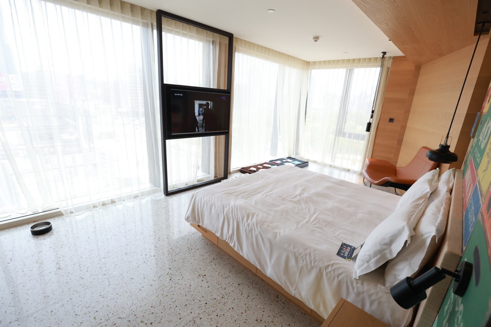 高雄住宿推薦｜高雄英迪格酒店。寵物住房專案開箱，近中央公園、捷運、美食購物都方便！