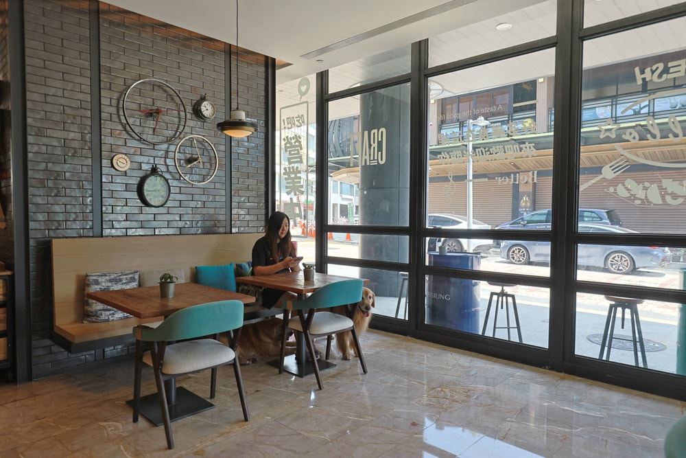 高雄住宿推薦｜高雄英迪格酒店。寵物住房專案開箱，近中央公園、捷運、美食購物都方便！