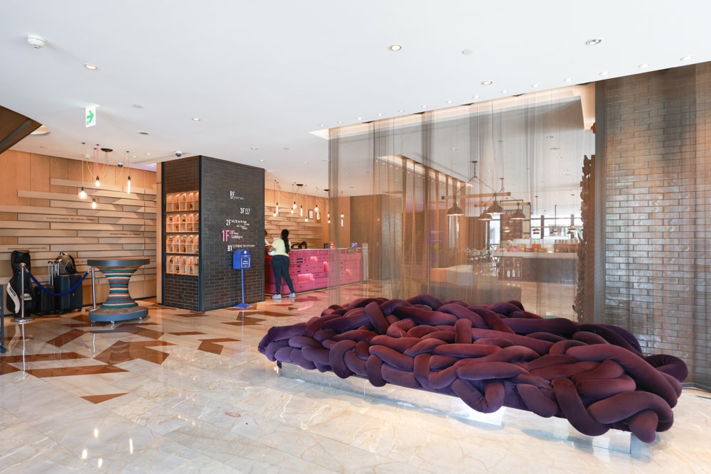 高雄住宿推薦｜高雄英迪格酒店。寵物住房專案開箱，近中央公園、捷運、美食購物都方便！