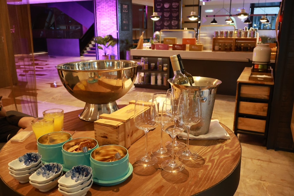 高雄住宿推薦｜高雄英迪格酒店。寵物住房專案開箱，近中央公園、捷運、美食購物都方便！