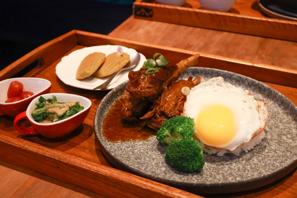 高雄住宿推薦｜高雄英迪格酒店。寵物住房專案開箱，近中央公園、捷運、美食購物都方便！