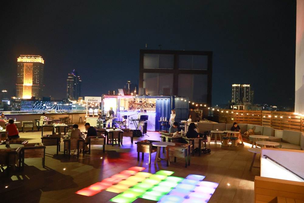 高雄住宿推薦｜高雄英迪格酒店。寵物住房專案開箱，近中央公園、捷運、美食購物都方便！