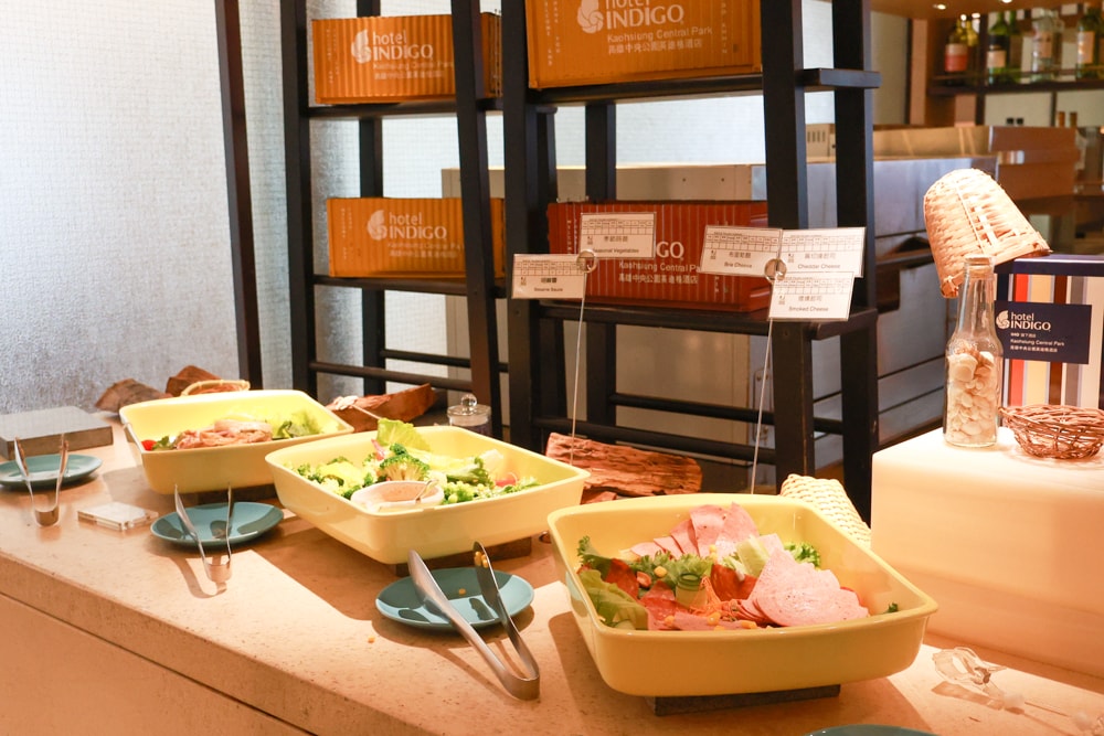 高雄住宿推薦｜高雄英迪格酒店。寵物住房專案開箱，近中央公園、捷運、美食購物都方便！