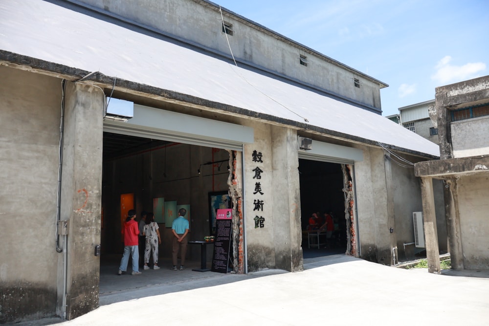 🚗中埔穀倉農創園區｜嘉義寵物友善景點，免門票、穀倉星巴克、美術館、市集、童玩通通有！嘉義順遊阿里山超推薦🌾🐶