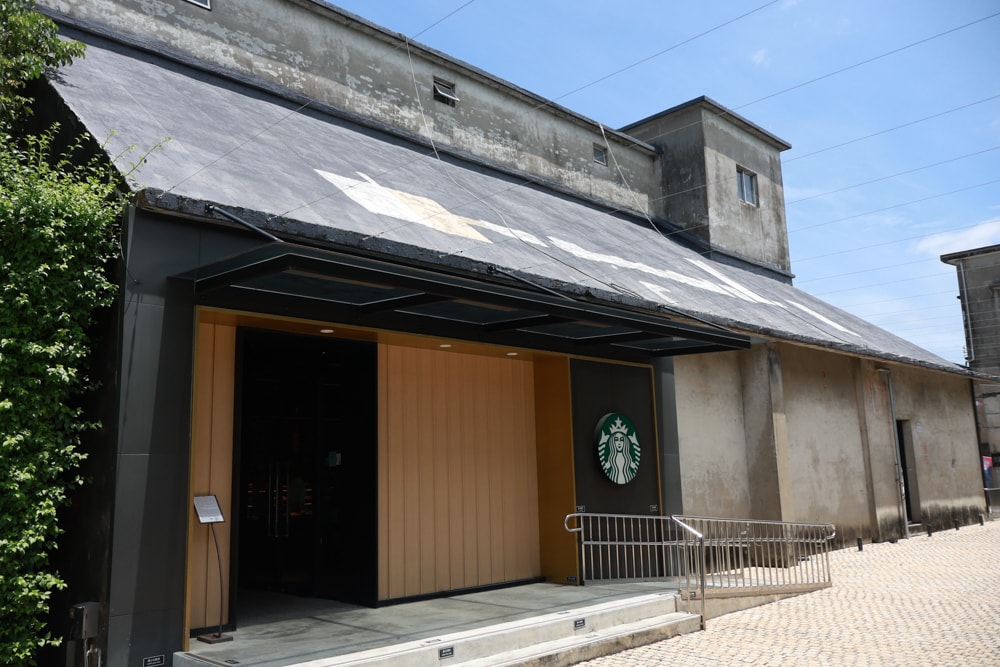🚗中埔穀倉農創園區｜嘉義寵物友善景點，免門票、穀倉星巴克、美術館、市集、童玩通通有！嘉義順遊阿里山超推薦🌾🐶