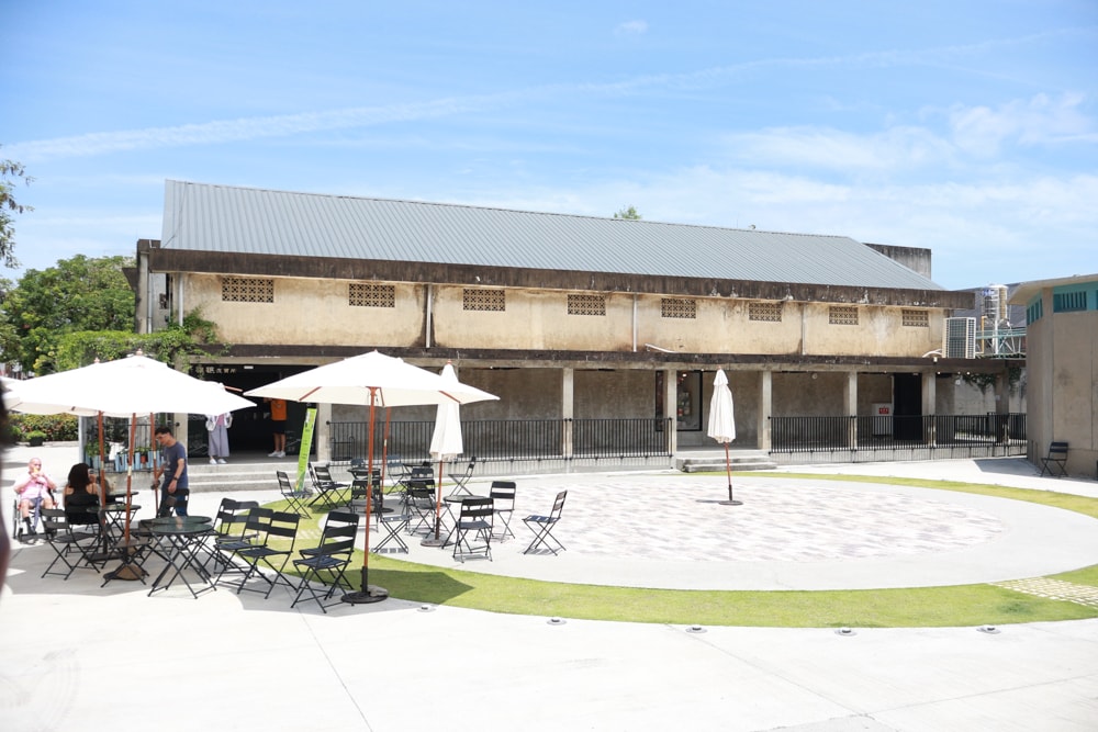 🚗中埔穀倉農創園區｜嘉義寵物友善景點，免門票、穀倉星巴克、美術館、市集、童玩通通有！嘉義順遊阿里山超推薦🌾🐶
