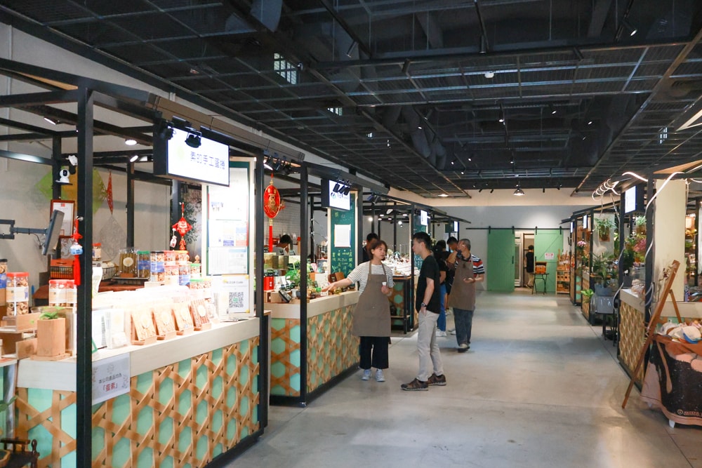 🚗中埔穀倉農創園區｜嘉義寵物友善景點，免門票、穀倉星巴克、美術館、市集、童玩通通有！嘉義順遊阿里山超推薦🌾🐶