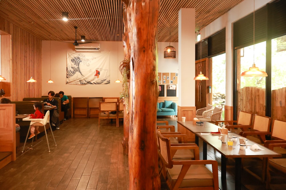 嘉義阿里山佐一茶屋｜隱藏版山景日式餐廳推薦，必吃一夜干、明太子串、鰻魚飯、靠窗山景超美、餐點高水準、寵物友善首選