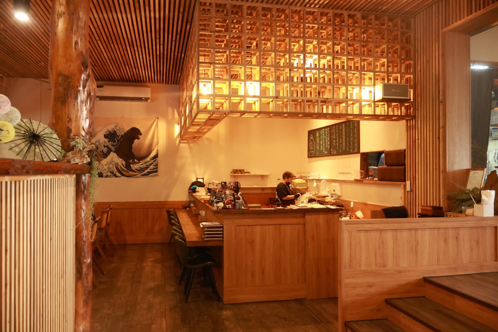 嘉義阿里山佐一茶屋｜隱藏版山景日式餐廳推薦，必吃一夜干、明太子串、鰻魚飯、靠窗山景超美、餐點高水準、寵物友善首選