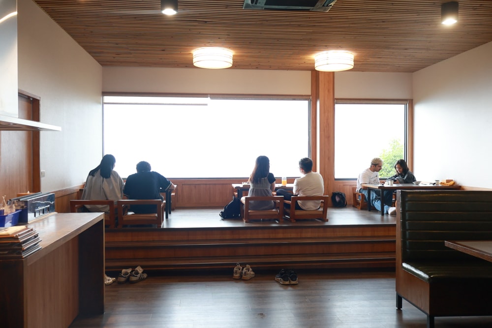 嘉義阿里山佐一茶屋｜隱藏版山景日式餐廳推薦，必吃一夜干、明太子串、鰻魚飯、靠窗山景超美、餐點高水準、寵物友善首選