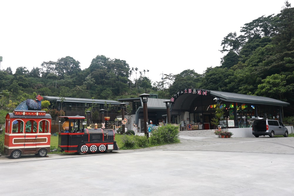嘉義阿里山中途景點新選擇|土匪森活村x公興森態園區,寵物友善又能賞景泡茶超Chill、嘉義阿里山景點推薦、嘉義番路秘境 - 第2張圖 嘉義阿里山中途景點新選擇|土匪森活村x公興森態園區,寵物友善又能賞景泡茶超Chill、嘉義阿里山景點推薦、嘉義番路秘境