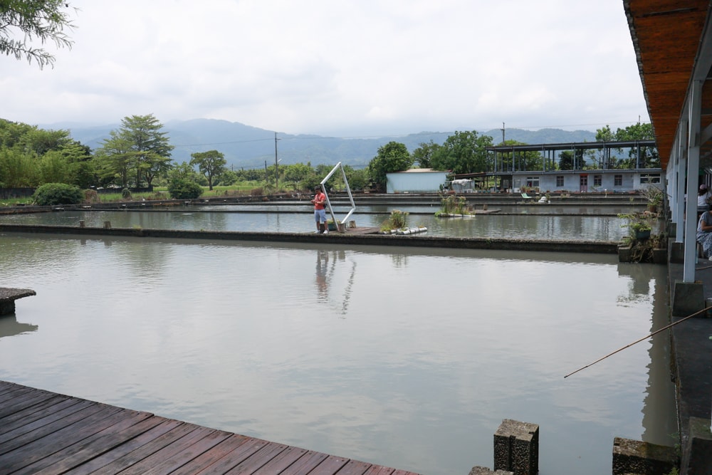 宜蘭員山勝洋休閒農場｜釣蝦DIY、水草火鍋、生態瓶體驗｜親子＋寵物友善半日遊推薦、宜蘭寵物友善景點推薦