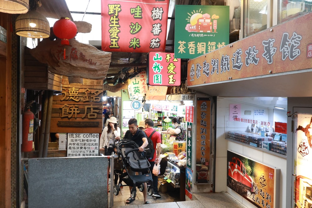 🚂嘉義奮起湖老街一日遊｜吃鐵路便當、買百年甜甜圈、走山林秘境，懷舊拍照行程大滿足！