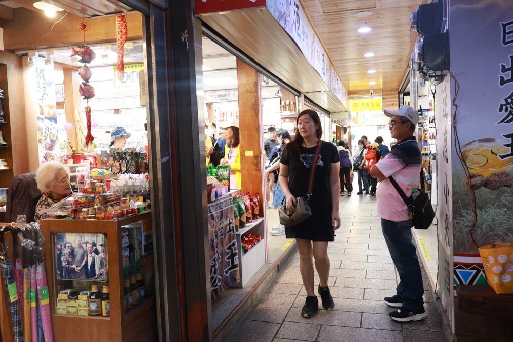 🚂嘉義奮起湖老街一日遊｜吃鐵路便當、買百年甜甜圈、走山林秘境，懷舊拍照行程大滿足！