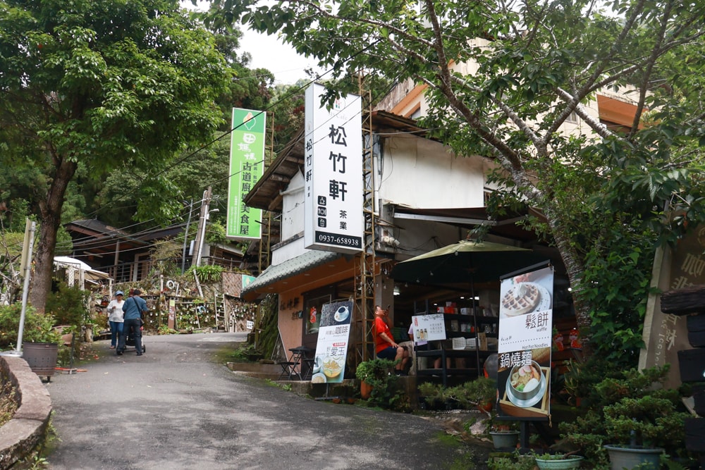 🚂嘉義奮起湖老街一日遊｜吃鐵路便當、買百年甜甜圈、走山林秘境，懷舊拍照行程大滿足！