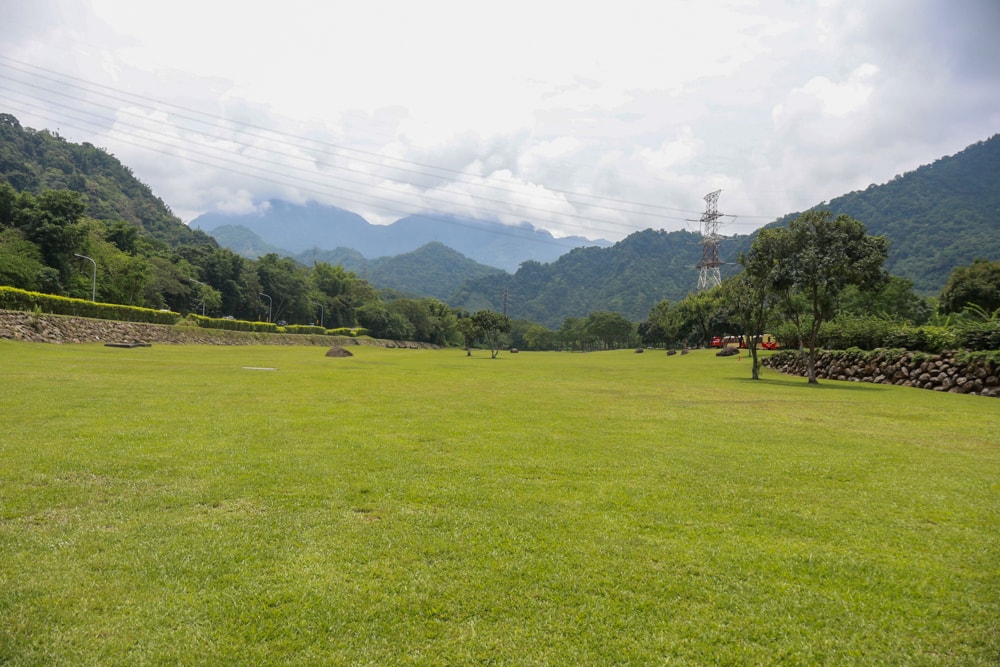 嘉義牛埔仔愛情大草原｜阿里山山腳下免費景點推薦，情侶放閃＆親子寵物放電必去大草原！