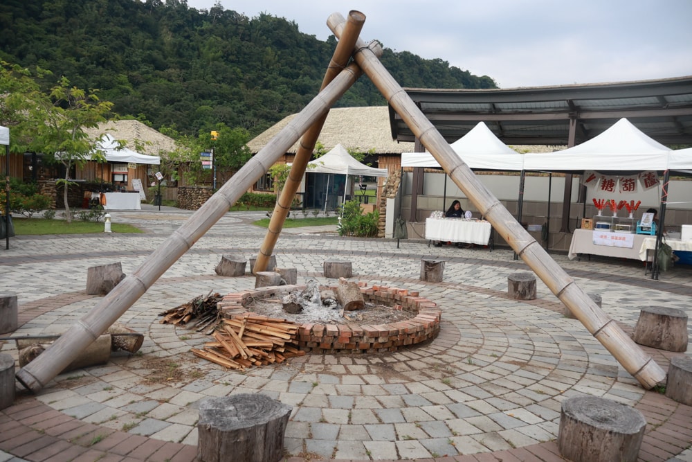 嘉義阿里山腳下景點｜逐鹿文創園區餵梅花鹿、看原民歌舞、鄒族文化、寵物友善景點、免費入園超充實！