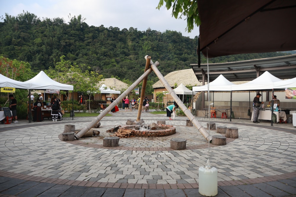 嘉義阿里山腳下景點｜逐鹿文創園區餵梅花鹿、看原民歌舞、鄒族文化、寵物友善景點、免費入園超充實！