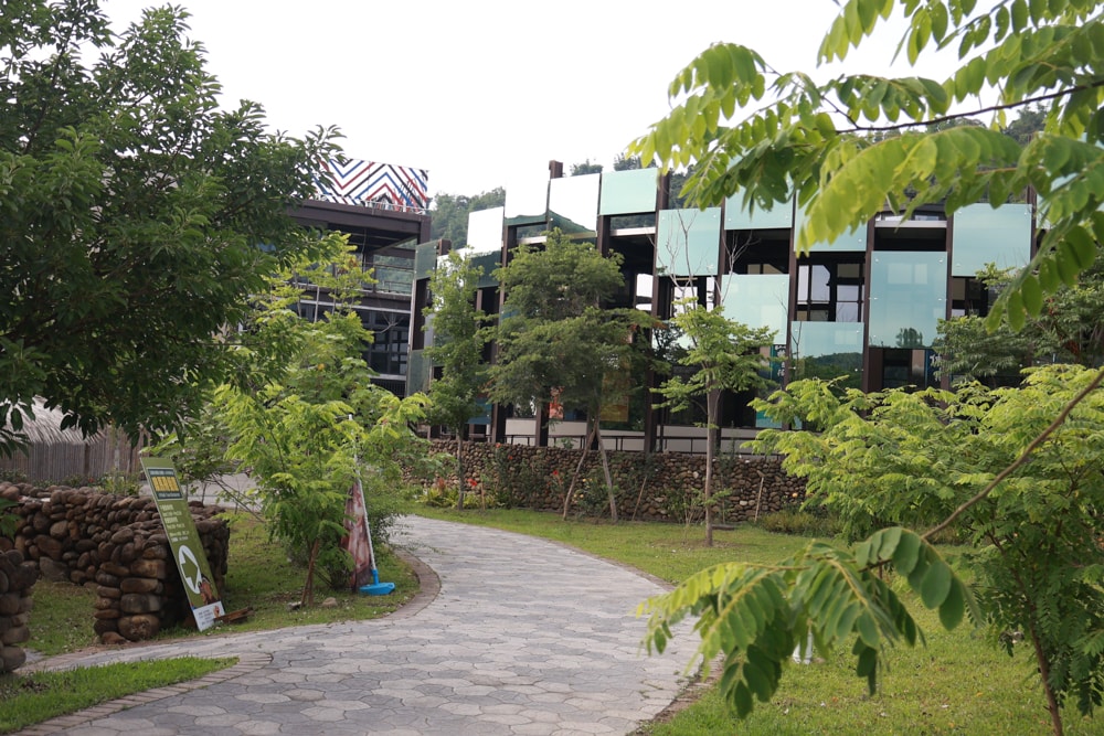 嘉義阿里山腳下景點｜逐鹿文創園區餵梅花鹿、看原民歌舞、鄒族文化、寵物友善景點、免費入園超充實！