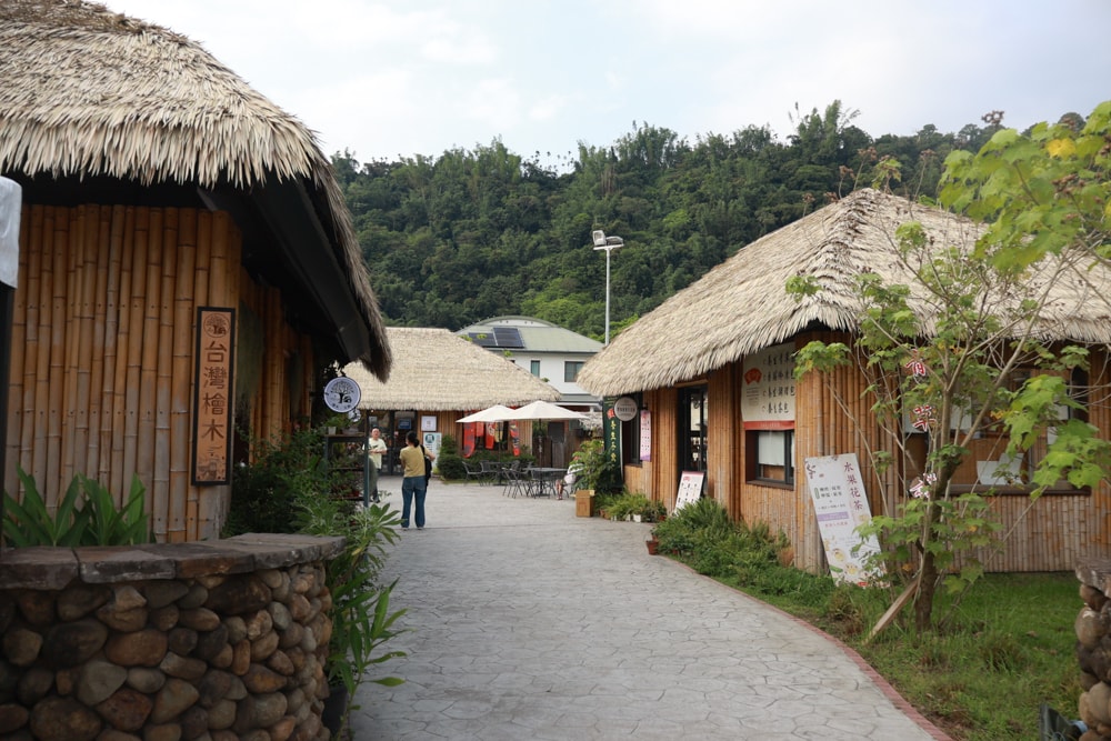 嘉義阿里山腳下景點｜逐鹿文創園區餵梅花鹿、看原民歌舞、鄒族文化、寵物友善景點、免費入園超充實！