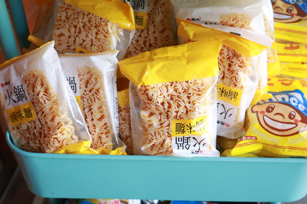 嘉義阿里山美食｜藏在巷子裡的超狂火鍋店 阿宏的家。菜盤爆量x鍋底好喝x寵物友善必訪！預約制