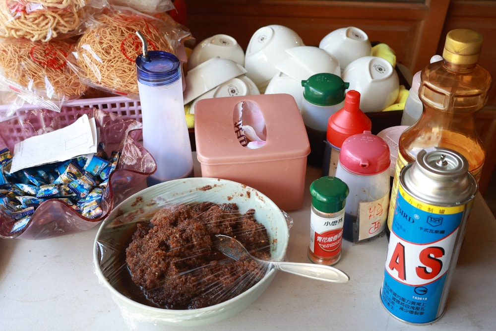 嘉義阿里山美食｜藏在巷子裡的超狂火鍋店 阿宏的家。菜盤爆量x鍋底好喝x寵物友善必訪！預約制