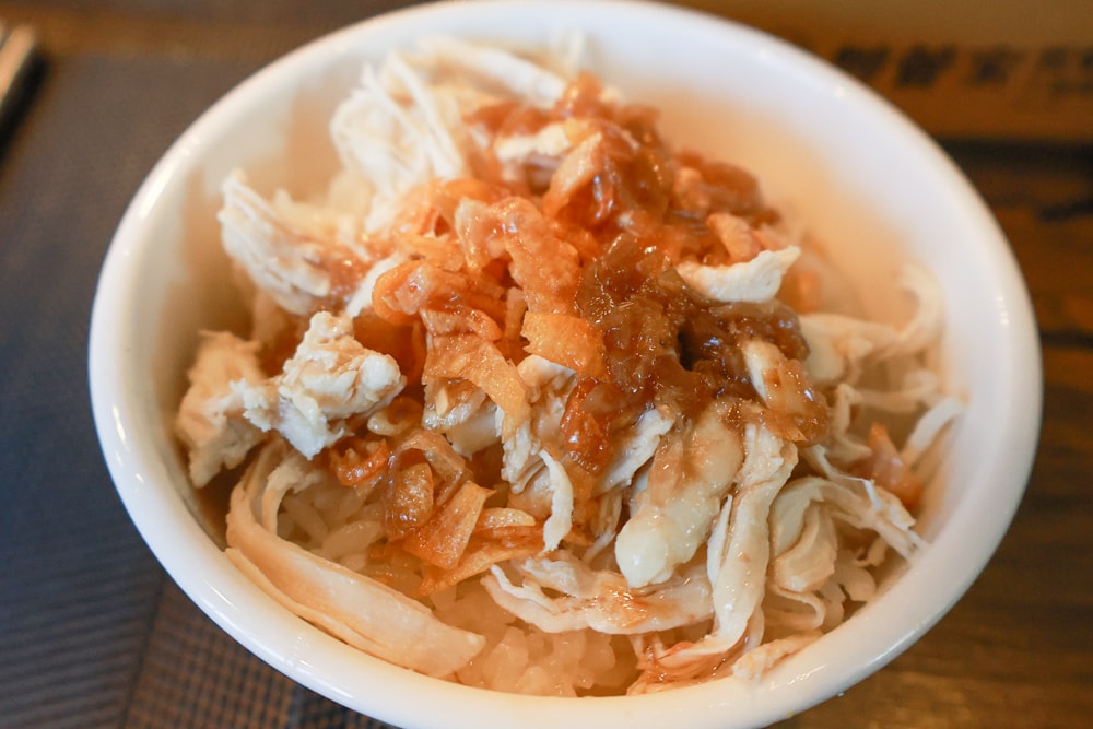 嘉義阿里山美食｜藏在巷子裡的超狂火鍋店 阿宏的家。菜盤爆量x鍋底好喝x寵物友善必訪！預約制