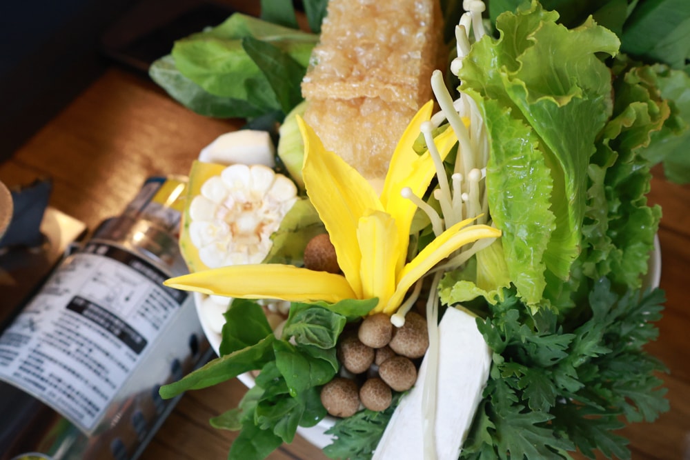 嘉義阿里山美食｜藏在巷子裡的超狂火鍋店 阿宏的家。菜盤爆量x鍋底好喝x寵物友善必訪！預約制