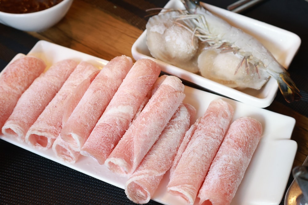 嘉義阿里山美食｜藏在巷子裡的超狂火鍋店 阿宏的家。菜盤爆量x鍋底好喝x寵物友善必訪！預約制