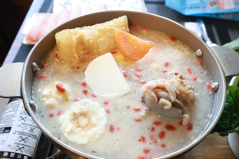 嘉義阿里山美食｜藏在巷子裡的超狂火鍋店 阿宏的家。菜盤爆量x鍋底好喝x寵物友善必訪！預約制