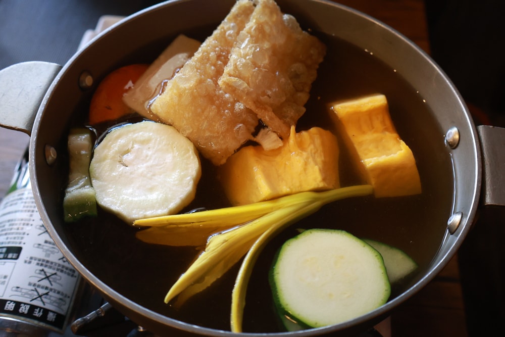 嘉義阿里山美食｜藏在巷子裡的超狂火鍋店 阿宏的家。菜盤爆量x鍋底好喝x寵物友善必訪！預約制